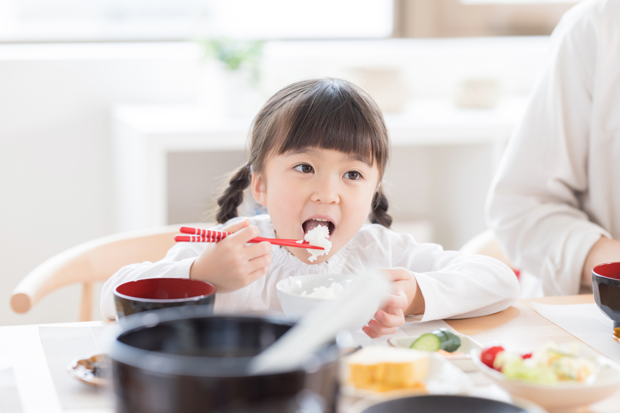 お米を食べる子どものイメージ