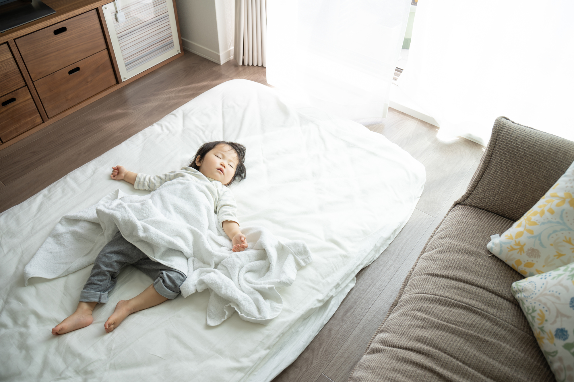 眠る子どものイメージ