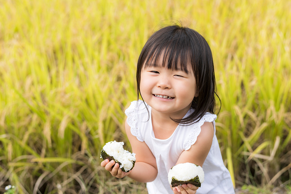 おにぎりを食べる子ども