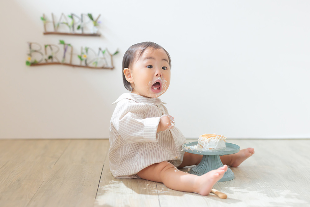 スマッシュケーキを食べる赤ちゃん