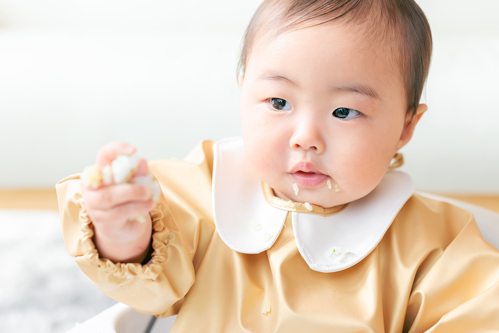 離乳食を食べる赤ちゃん