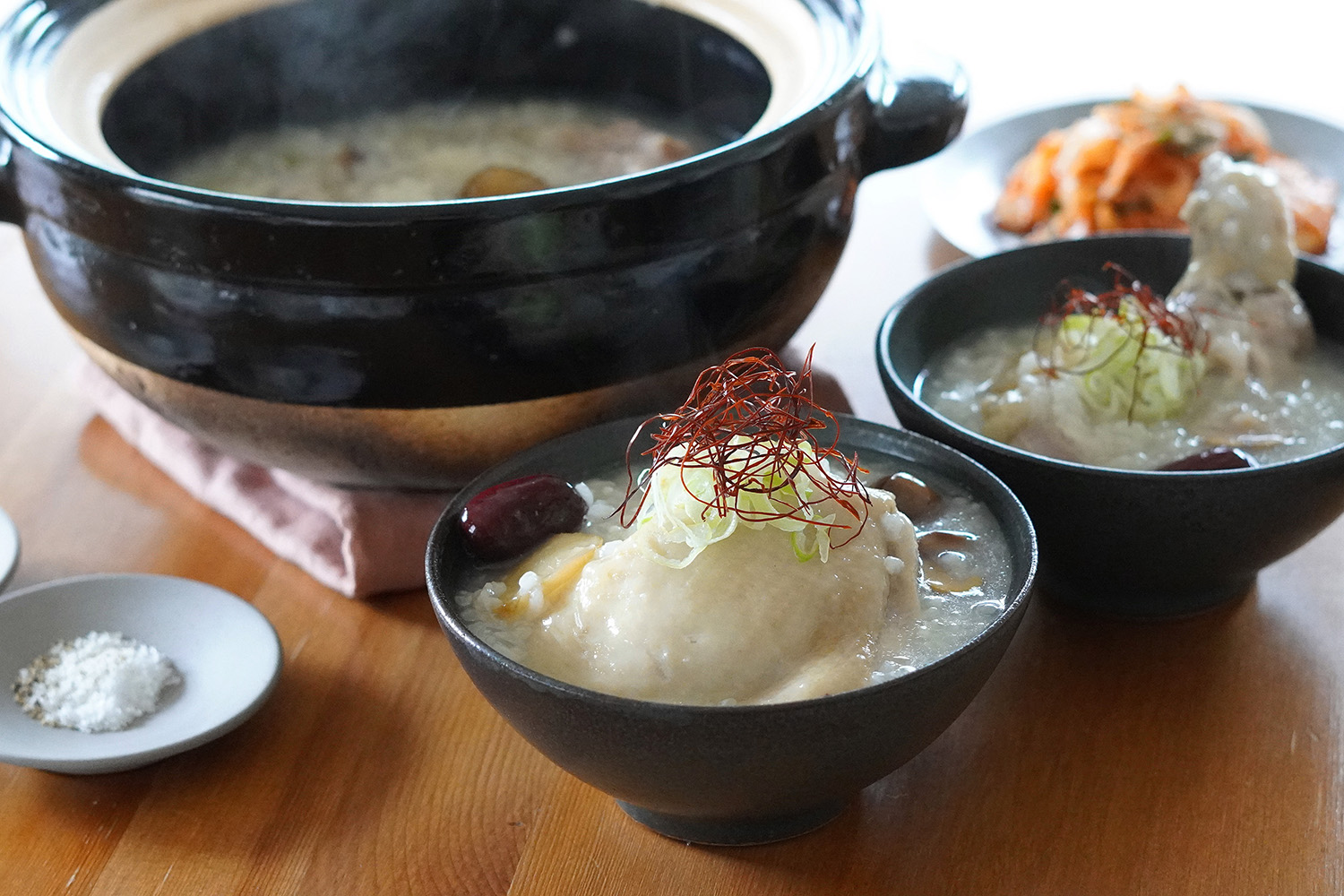 参鶏湯を器にもる