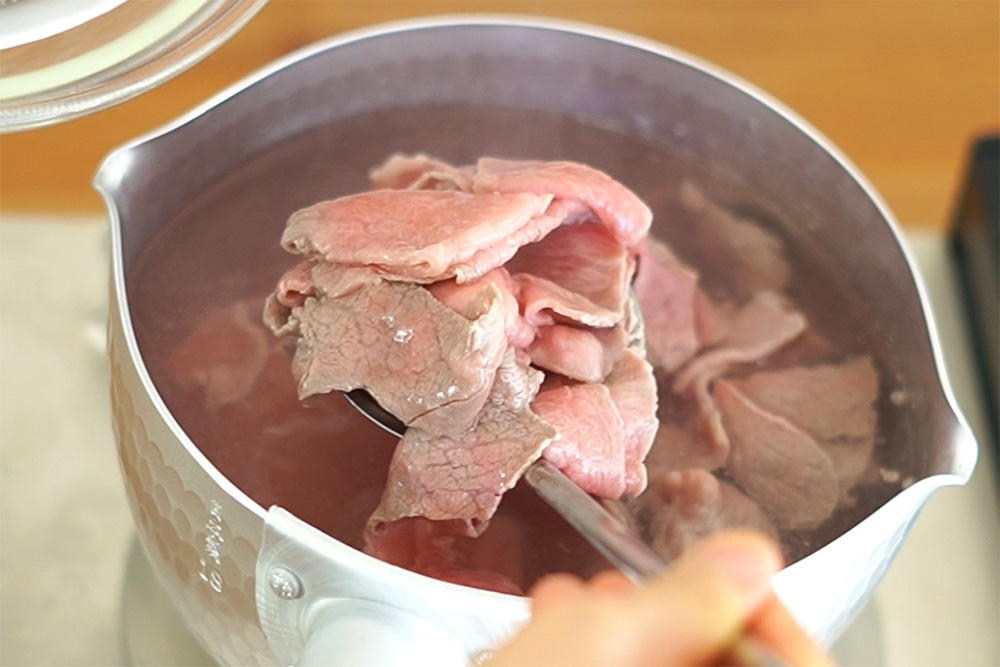 牛肉をサッと湯通し（霜降り）する