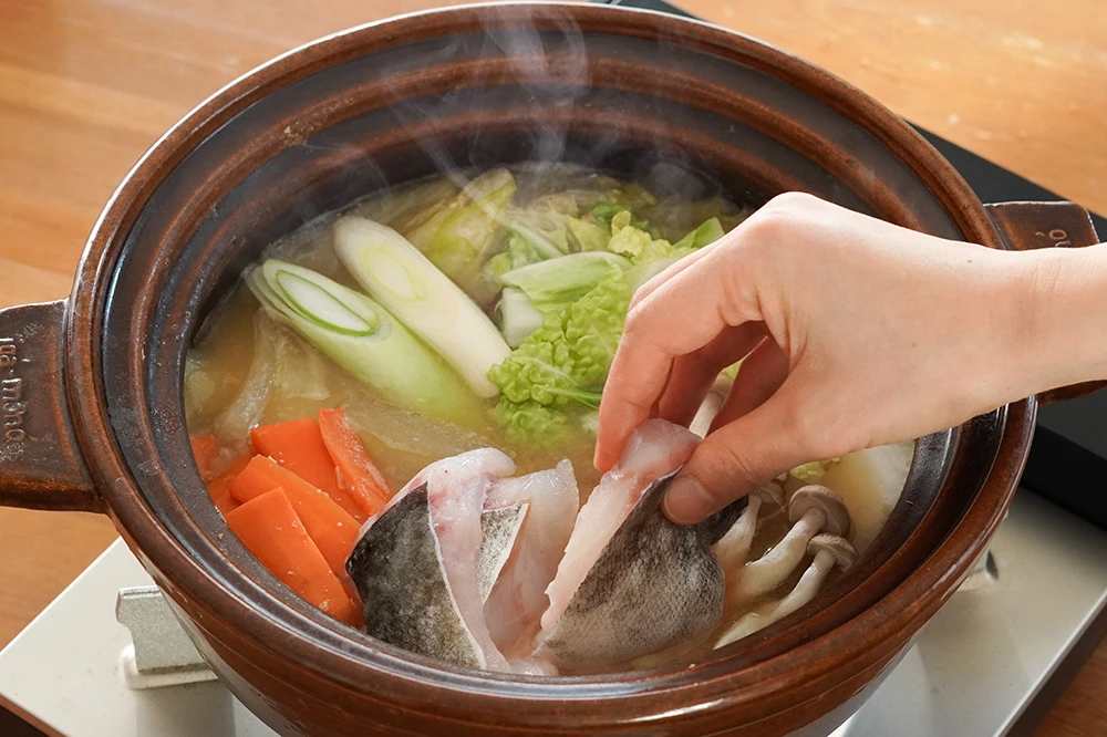 鍋に鱈を加える